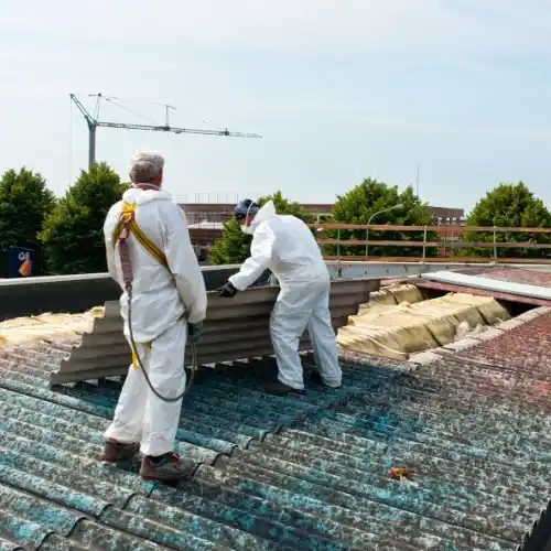 Een ervaren asbestverwijderaar voert professioneel asbest verwijderen uit